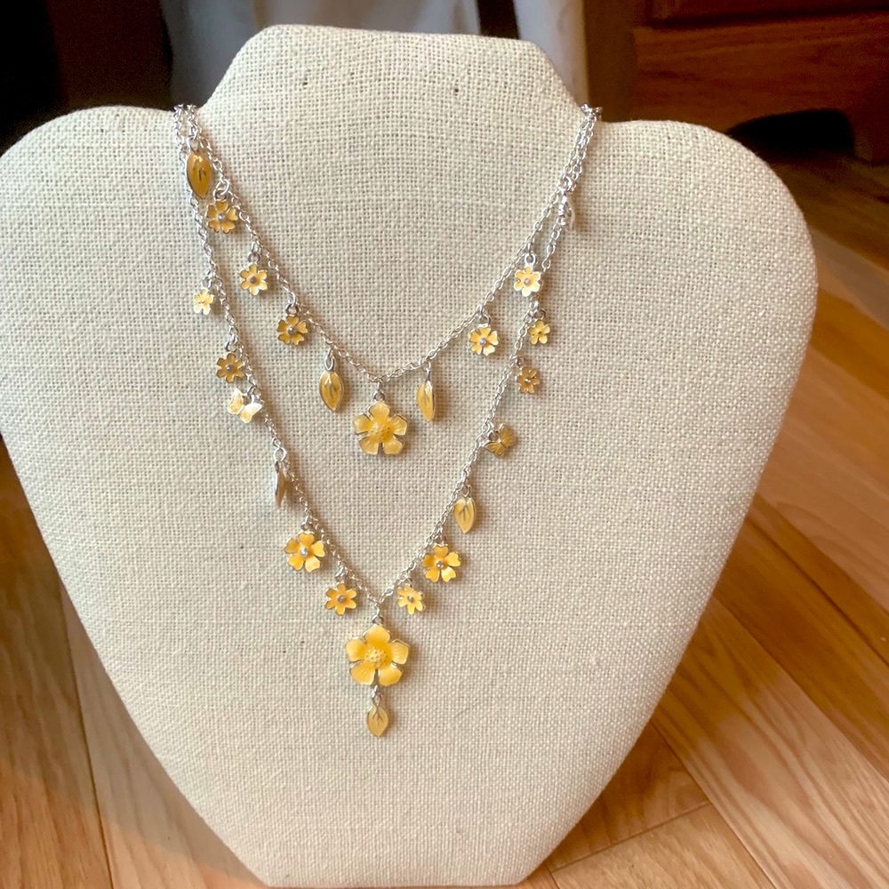 🧶 Two tiered yellow enamel flower necklace. Avon.